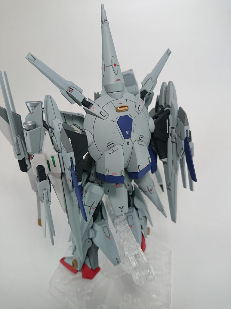 プロヴィデンスパック装備レジェンドパックと同じで大きな形状変更はありません。ディテールアップ、スジボリのみです。オーライザーの羽は折り畳み可能なので動きにはほとんど干渉しません。
+