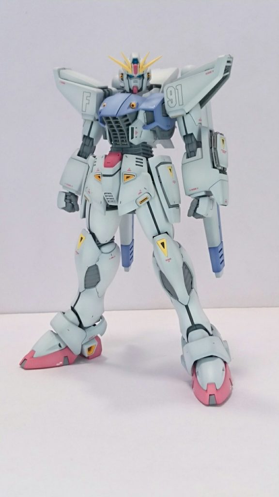 本体は基本工作を施したのみでほとんどストレート組みです。旧MGのF91は格好悪くはないのですが、F91特有の曲面が再現されてなかったのですがこのキットは設定画を尊重してて面が美しいですね。