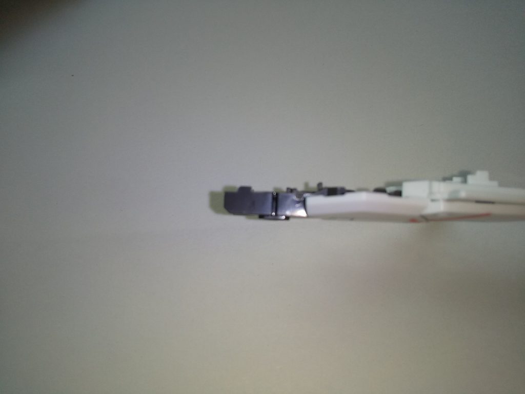 アームドアーマーＤＥスタビライザーの加工。
無改造だとスタビライザーが上過ぎたのでギリギリまで下に下ろせる様に。パーツU6の裏の爪を写真のようにカット。