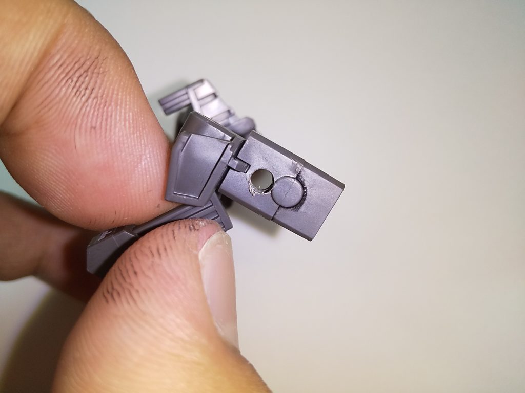 FAのタンクとアームドアーマーＤＥの接続。
FA1㊴とFA1㉑を繋げた状態で、写真の位置に3mm穴開ける。また、FA1㉞は使用しないので外します。