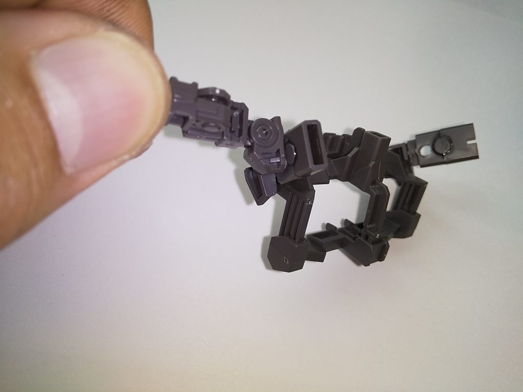 開けた穴にアーマーＤＥのジョイントパーツを差し込む。差し込むのはU7パーツです。