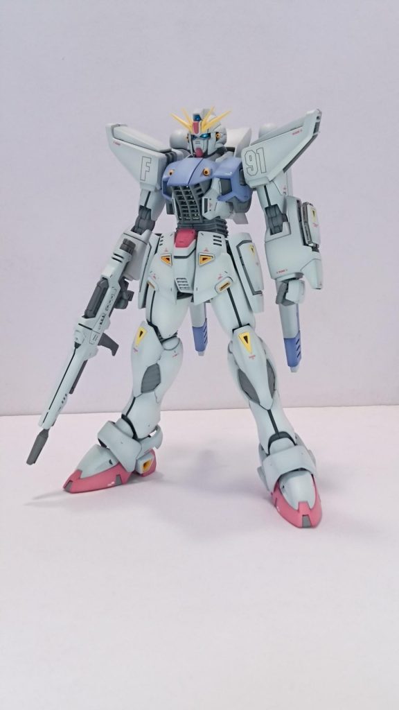 塗装は淡いパステル調のカラーで明度を上げてグラデーション塗装。前述のとおりF91は曲面が美しいMSなので、グラデーションで面が固くならないよう気を付けました。