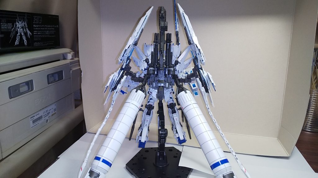 背面。プロペラントタンクのブルーラインはプリンターでシール用紙に青印刷して作ってます。