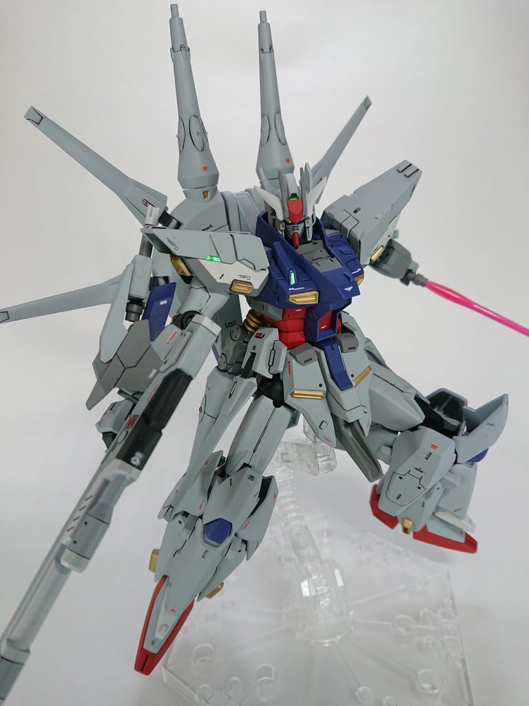 ビームサーベルは右手に2本装備しています。ビームライフルはレジェンドのものを使用し銃身を短くし銃口を別に取り付けています。
+