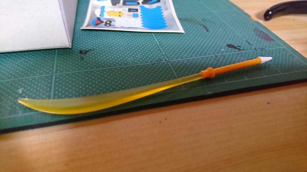 ビームタチはビームナギナタの片方を切り取り、手元の余剰からイフリートの角を着けて接着、柄っぽくしました