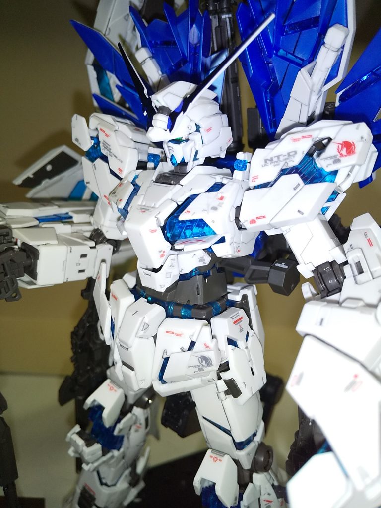 バストアップ。構造上仕方ないとはいえ、肩のサイコフレームに穴が空いてるところがやっぱ気になる。