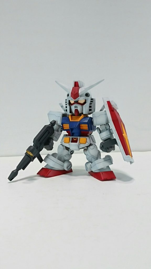 頭部はアンテナを小型化、頬当てを少し小さくしてます。

本体はフレームの肩位置を下げ、前過ぎる足の取り付け部を調整してます。

今回合わせ目消しとパーティングラインの処理以外の基本工作ははしょってます。