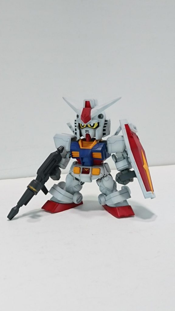 瞳のチェンジギミック。

このガンダムはどちらかと言えば瞳のない状態を基本として設計されてる気がするので瞳有りだと顔の位置に少し違和感ですね。