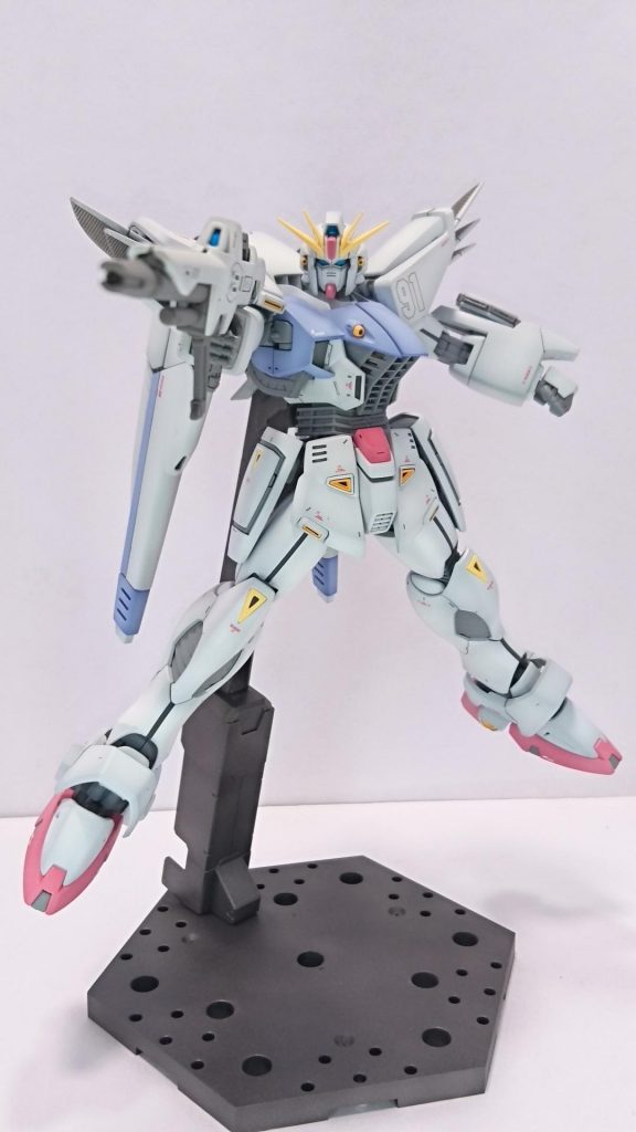 ツインアイや武器類のセンサーはシルバー下地にクリアブルーを吹いてメタリックカラーにしてます。