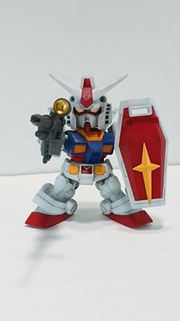 成型色を活かした超お手軽仕上げなので三日で完成しました。

SDガンダムって本来はこういう手軽な楽しみかたを想定してると思うのでお手軽仕上げとの相性も良いですね。