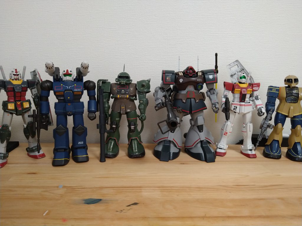 集合写真。膝と足首の関節部で延長しているので少々背が高くなってます。旧キットがカッコ悪い時の原因の一つが、手が膝の横まで来るバランスの悪さが有るのではと、、