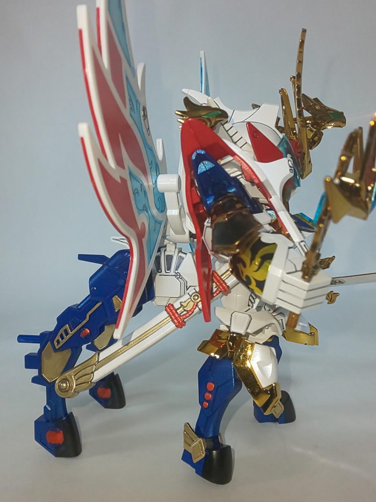 神馬凰形態を横から。
追加脚部は青一色です。シールは四枚しか無いのです。
部分塗装しろというバンダイの御達しです。