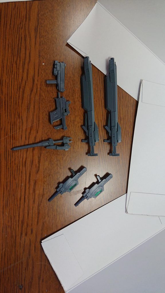 武装は gnロングライフル gnサブマシンガン パイルバンカー(近接戦闘、防御用) ngnハンドガン ngnサブマシンガン gnビームサーベル です ほとんどの武装はバックパックにマウント可能。