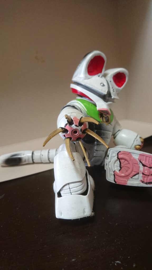 耳とシッポの先がパテ盛り盛りですね
シッポは腕のパーツをつなぎあわせてます
肉球は手書きですww