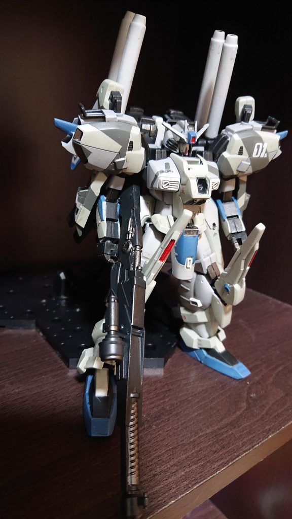 合わせ目消しが消しきれず、仕事の都合でなかなか制作も進められず。ようやく完成。
    +