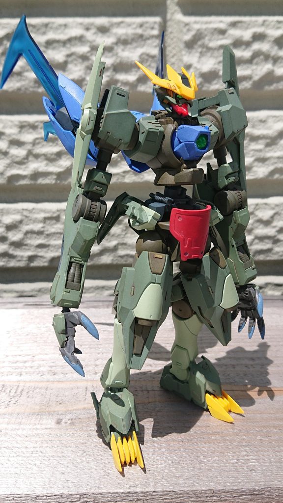 ストライカージンクスの胴体の高さを出すために、SDのパーツとボールデンジョイントを間に挟み込むことで90度くらい腰を曲げれます
胸部はSDCSウイングガンダムゼロからもぎ取りました
その他 小さいプラ板を各所に貼りつけ