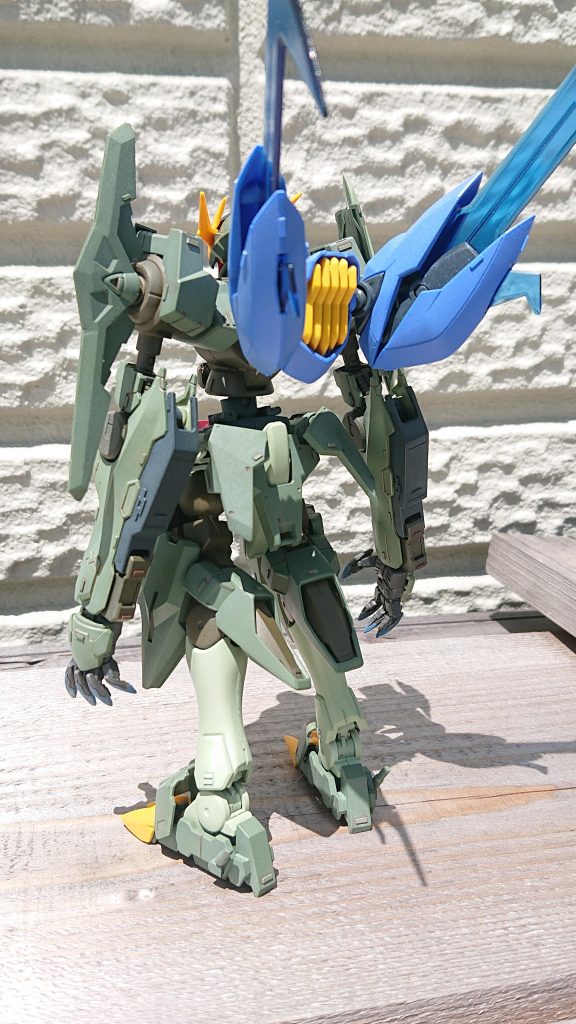 背面のギラ・ギラーガの爪パーツはホビーノコで切れ目を入れています(全然見えませんね)
カラーは迷いましたがクリアパーツと統一させるため青のままです