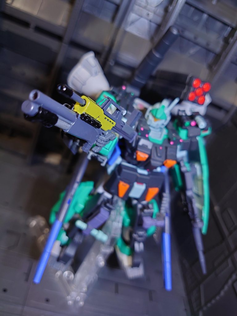 武装紹介
右肩 実弾式キャノン砲
左肩 ミサイルランチャー
2連ビームガン
ジムライフル&マスターキーユニット(ショットガン)
ビームライフル(GPシリーズ)
両腰部 ビームランチャー×2
ヒザハードポイント ビームサーベル& ナイフ