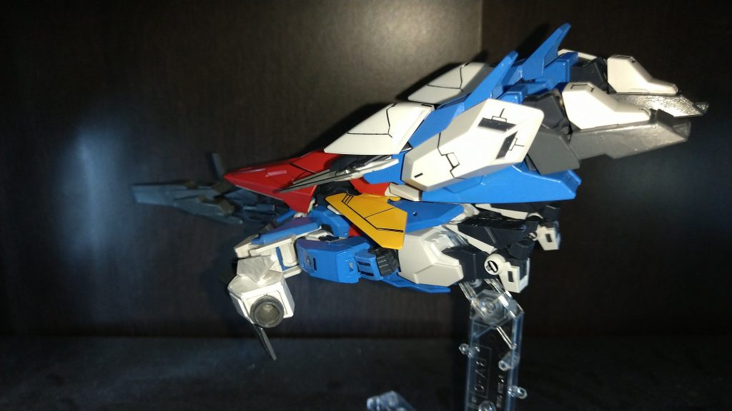 コアフライヤーの足ブースターも使いますが、そこまでしてようやくメルクワンと同じ位の潜水速度ですまた、水中で使える武装が基本ありませんので水中戦闘は行いません( ・ω・)この形態の目的は水場で相手に奇襲を行ったり、相手の追跡などから逃れる手段を増やす為のものです( ・ω・)