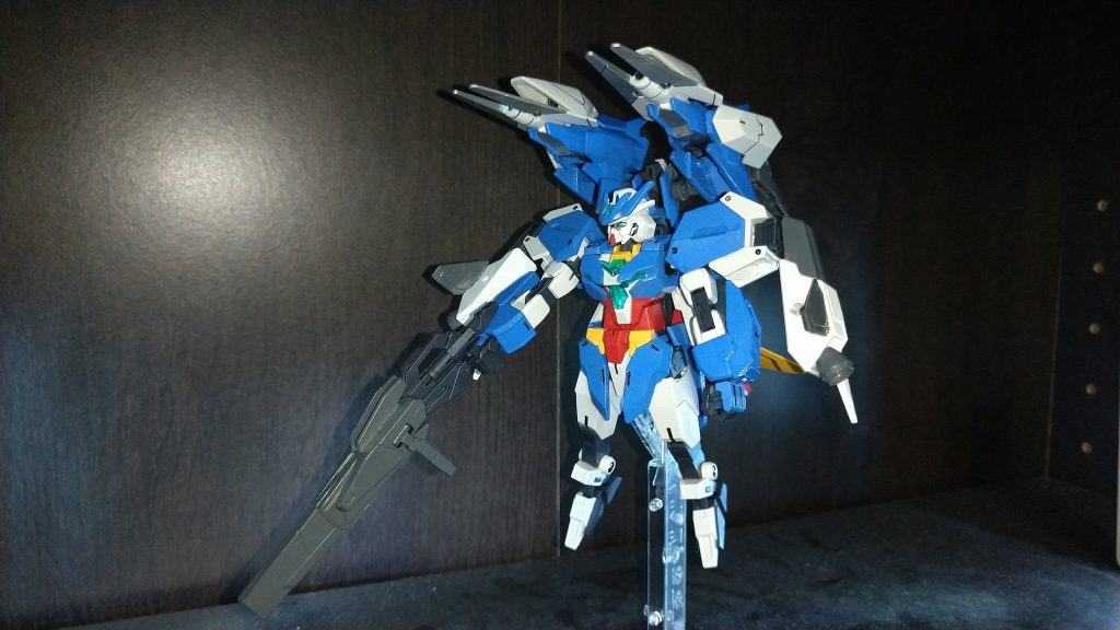 背中のブースターを肩に、両足のアーマーはブラスタービットと連結させて砲撃を行いながらホバー状態で戦う高機動形態、ガイアソルジャーです基本的にはその機動力と足が無くなった事で小さくなった機体を生かし、敵を撹乱しながら撃つ移動砲台の様に戦いますが、後方に回って援護を行う事も出来ます背中のブラスターは速射に優れたモードとチャージ時間が少しかかるが、威力の高い圧縮モードの2パターンの射撃が可能ですそして、空と大地ときて次ぎはコアチェンジ マリンブースター