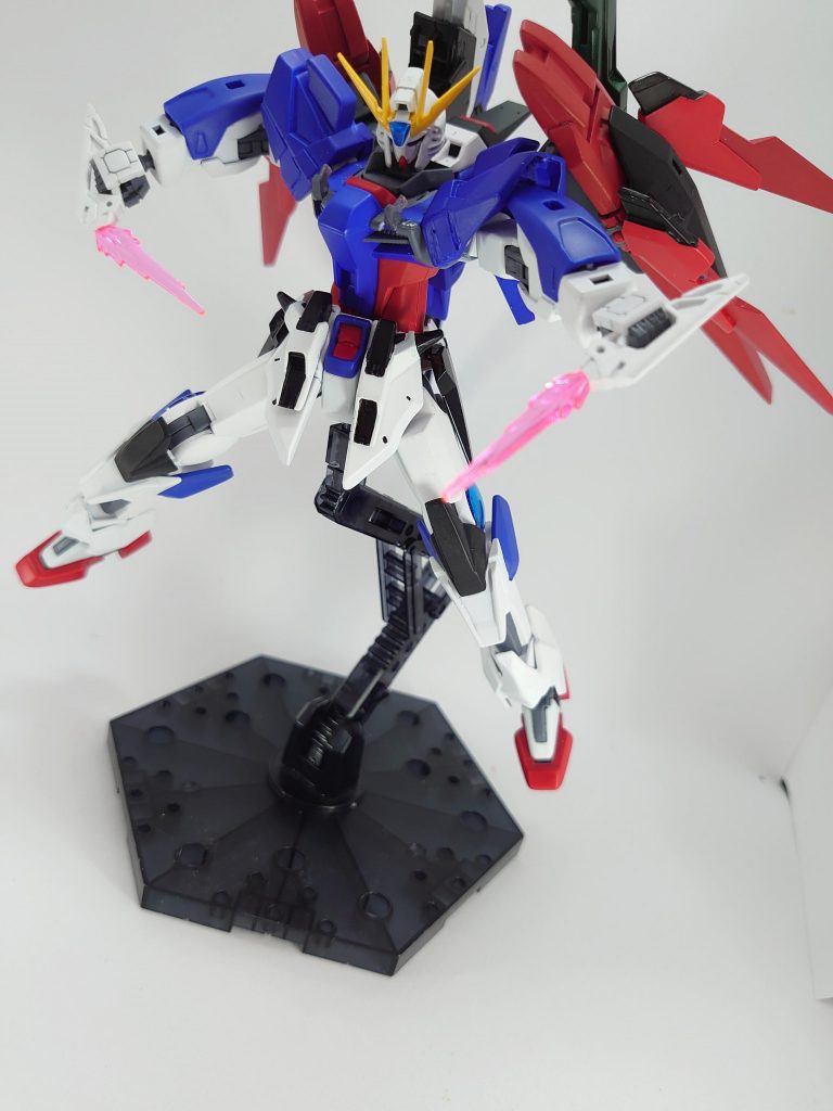 GNビームサーベル&ビームブーメランサーベルはアストレアと同様にリアスカートに装備ビームブーメランは肩から胴体上部に変更。こちらはデスティニースカイと同様の装備に