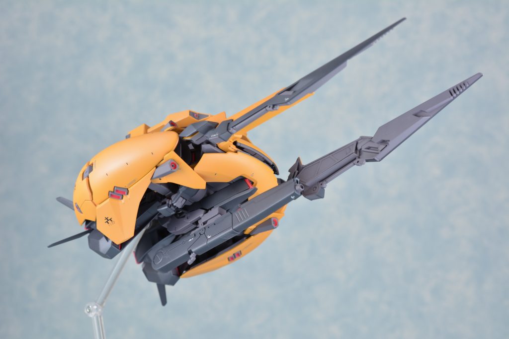 キットのままでは機体から離れた位置にライフルがマウントされるため、フレームを自作して機体の底面に近い位置にマウントできるようにしました。
接続はネオジム磁石です。