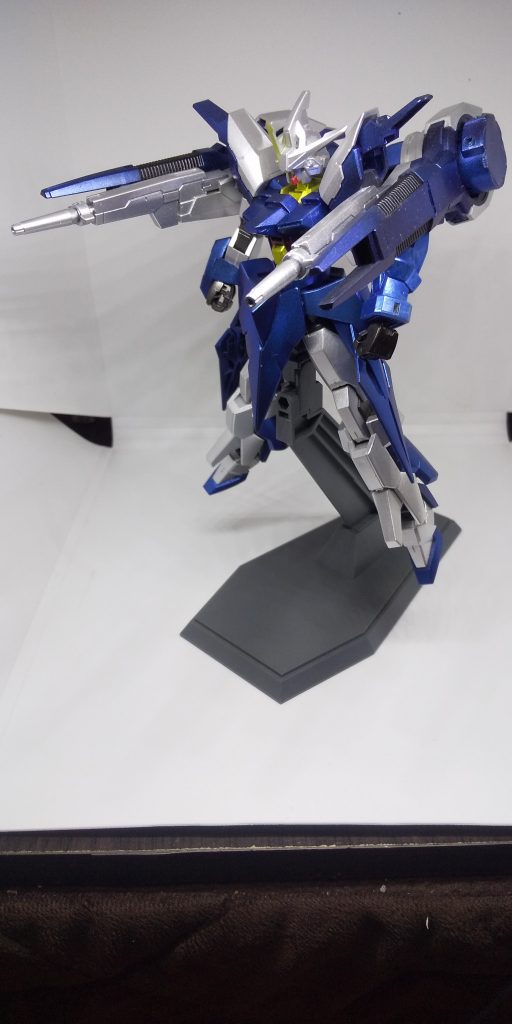 まあそのあたりはさておいて、戦闘力で見れば[ガンダム・シュトラール](https://gumpla.jp/hg/452978)に次いだ火力を誇る。
螺旋状のエネルギーを叩き込む「トゥールヌヴィス」、純粋に高火力を叩きつける「グラスィエール」、ミサイルのように敵機を追尾する「オラージュ」と光学兵器に傾倒しているものの、空戦機動と合わさって申し分ない強さがある。


なお、空戦機動と記したが*スラスターの類いは存在しない*。
その事実に整備兵は、「ええ……」と青い顔で漏らしたと言う。