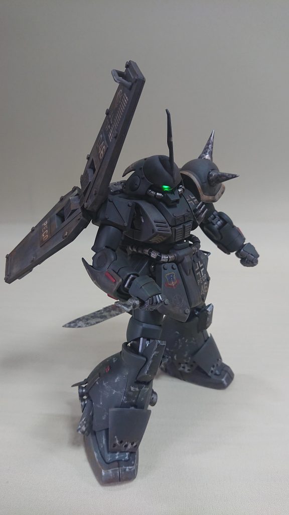 サバイバルナイフも装備。