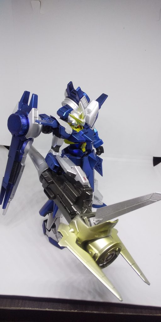 そして最大の特徴と言える広範囲殲滅用破砕砲「クードフードル」。
雷のようにうねるビームを雨のごとく降らし、戦場を壊滅させる様は正に魔法使いの様だと言ったところだろうか。

なお、機体名及び武装が軒並み仏語明記なのは、このモビルスーツの発見者がフランス出身だったため。

ちなみに動力源は*不明*。それを知った技術者・整備兵は今度こそ悲鳴をあげたとか。