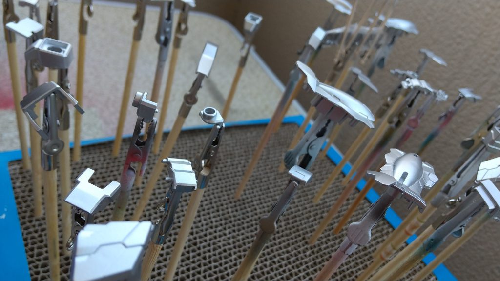 今回はたぶん初めて、全パーツを切りだしてから、全て持ち手を付けて塗装しました。持ち手が全然足りない！！ 