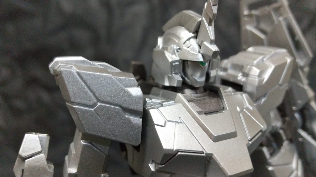 今回はあえてスミイレしないで完成としたのですが、レッドやグリーンでスミイレしてもカッコイイかもしれないですね。 