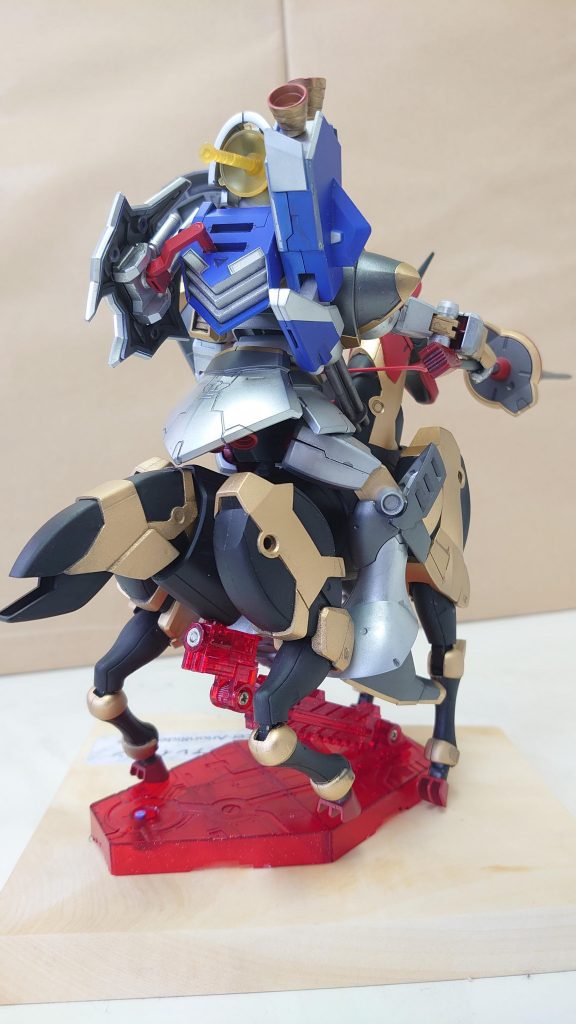 後ろ。脇の下からバルカンが。