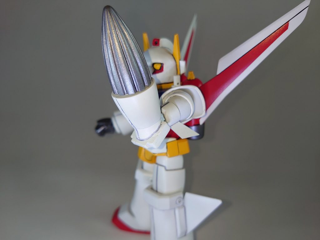 左腕のドリルパンチをメインにしたMF牽制用バルカンを胸部に装備