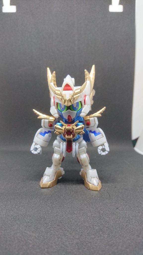 成形色のホワイトパールが良い感じだったのでブルーとゴールドの所だけ塗装しました。
    +