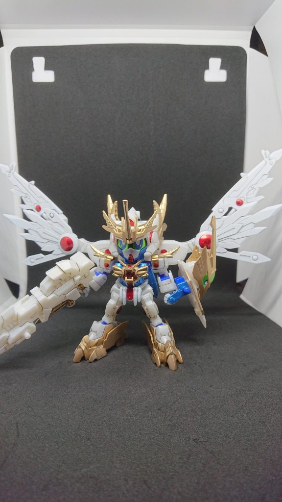 Mr.カラーのメタルブルーとレッドゴールド、シールの赤い所にはガンダムマーカーのロイヤルメタレッドを吹き付けてから張りました。
    +