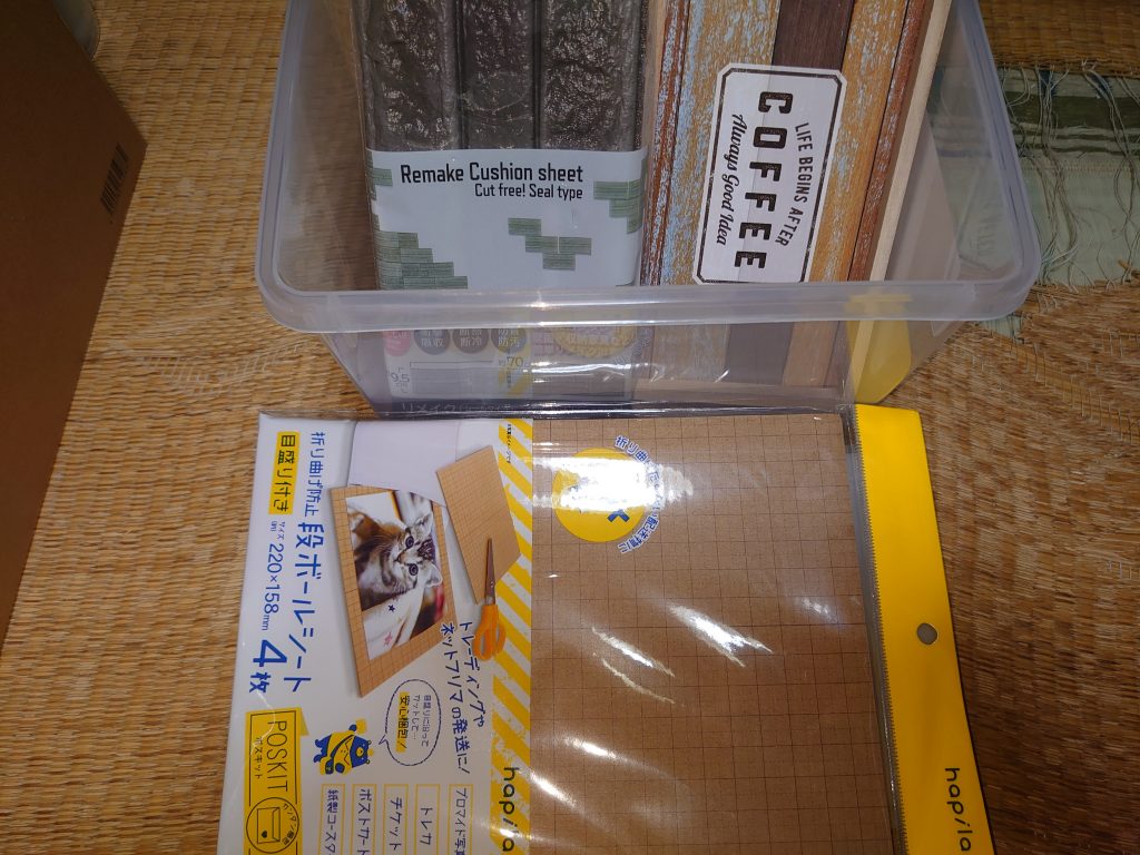 背面は100均で材料調達・コーヒートレー(?・段ボールシート・壁紙シール・紙粘土