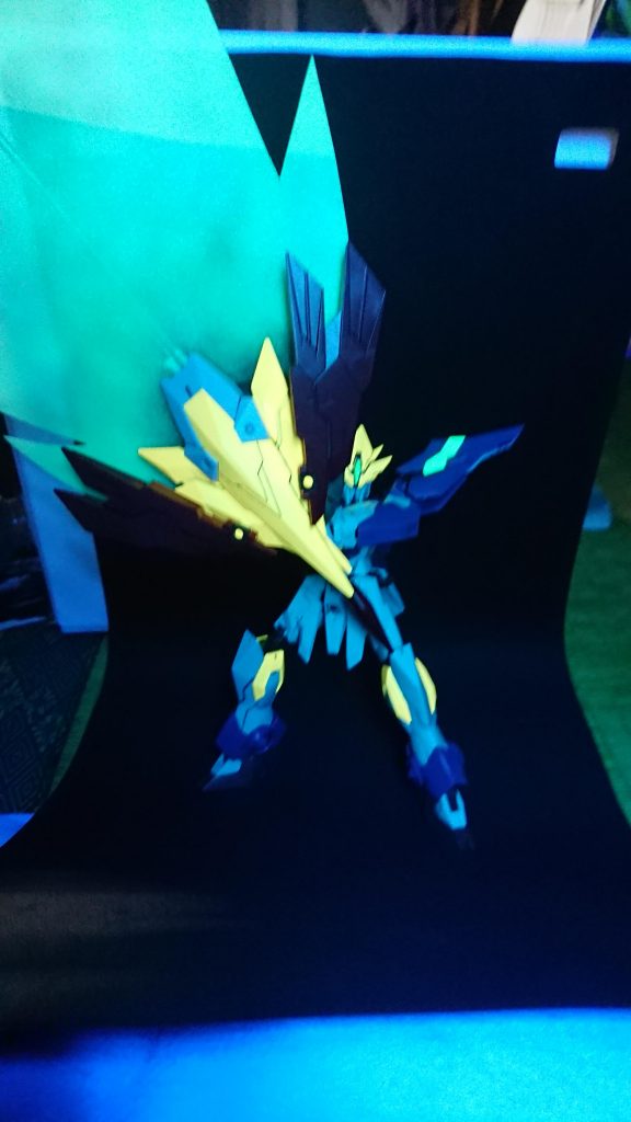 ブラックライトで光ります。