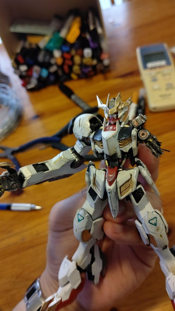 本来は完全に欠損する左腕はあえて残し、針金や余りパーツでディテールアップ。
更に熱したカッターで、ダインスレイヴを受けた左半身を中心にダメージ加工。