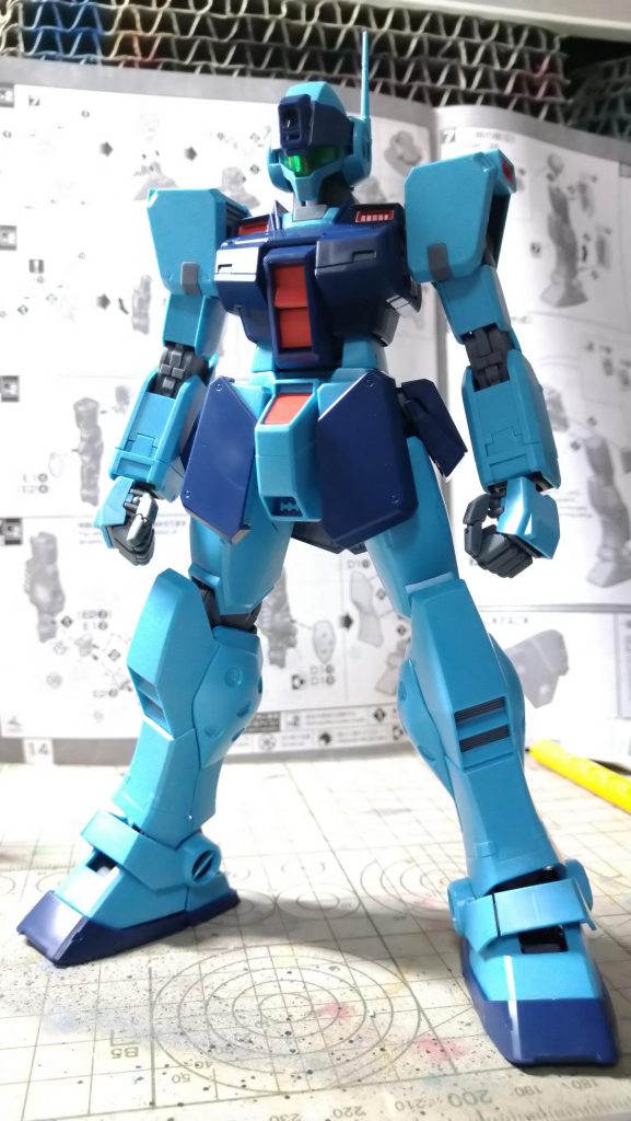 しかし、素組みがコレ
やや上半身が短いと感じたので、胴体部で1.2㎜底上げしてます。
また、カラーリングやスジボリなどは外部ツール（Twitter）を駆使してディテールアップ（パクリ）しました。