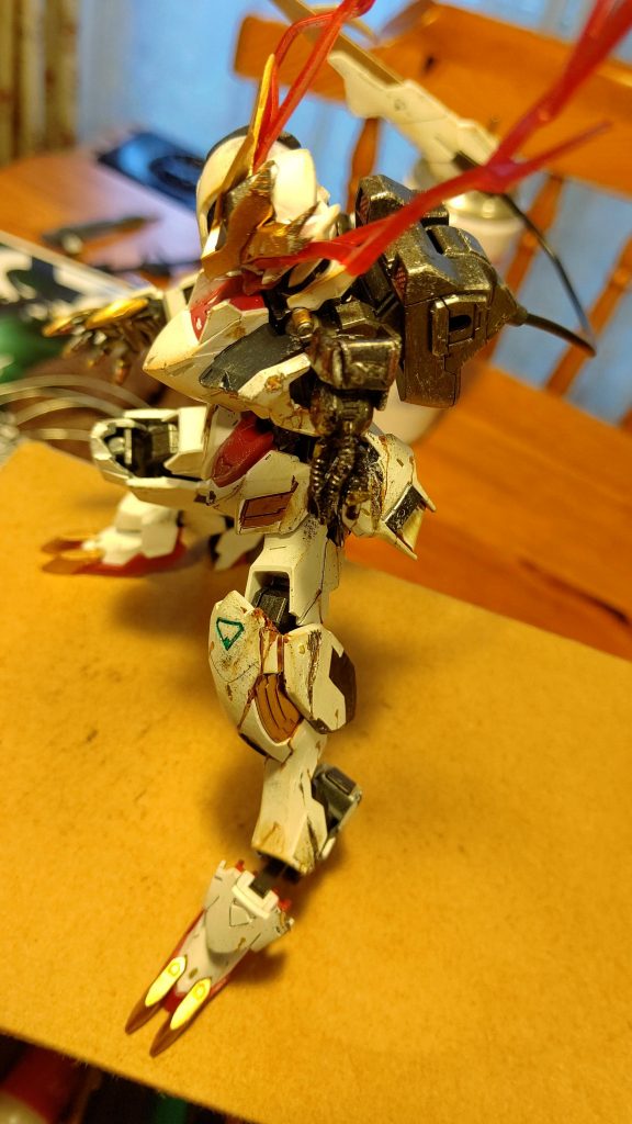 左腕を残したのを活かして、左足を中心にオイル垂れを描いて再現しました。
左腕から垂れたイメージです。
眼光エフェクトはガンダムマーカーのメタリックレッドの新しいやつで塗装しました。

自分としては、会心の出来です！