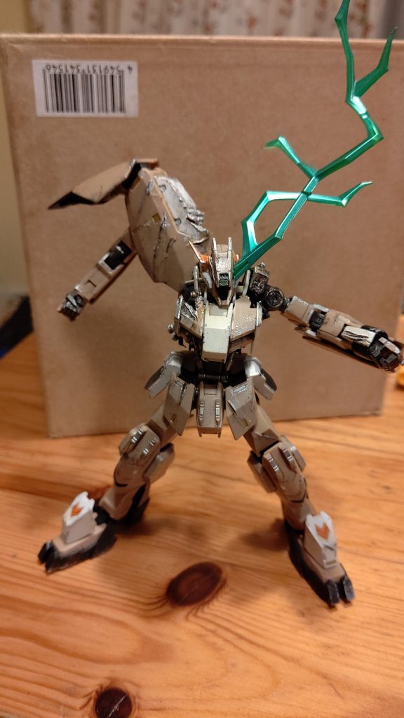 ダインスレイヴが貫通した右胸を中心にダメージ加工。
自分の解釈として、左目に光のエフェクトを付けました。