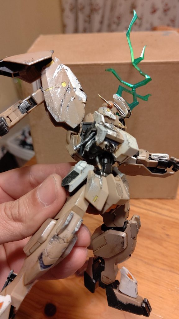 激しく損傷した右腕は、フレームからパイプを出す事でダメージを表現。