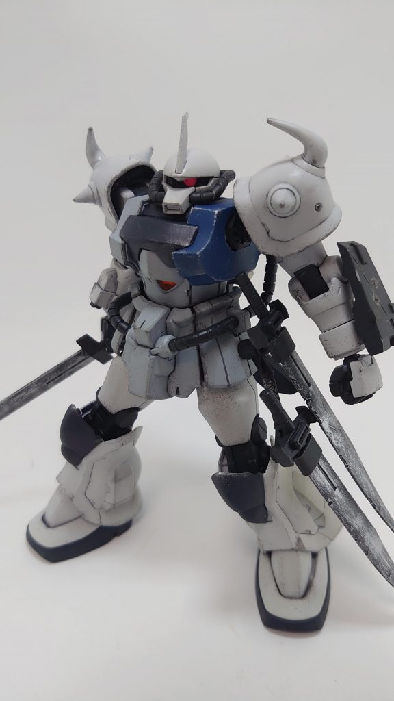 正面取り回しと機動性を重視してガトリングシールドではなく小型のシールドを制作して持たせてました