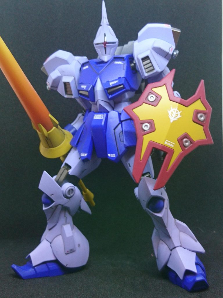 肩前面のバーニアは別パーツではなかったのでマスキング処理で塗り分けをしてあります。また、肩は一部段落ち処理をしました。モノアイはクリアパーツを使用しています。