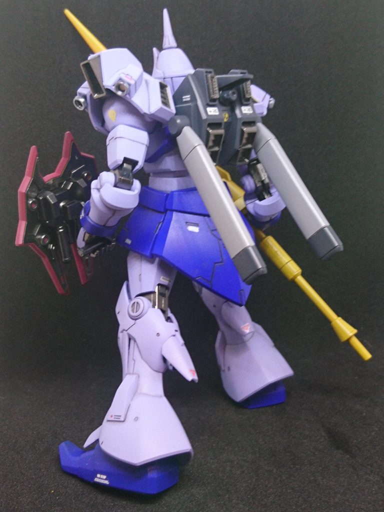 ＨＧは後ハメ処理をしないとうまく塗装できないため、間接等かなりの個所を後ハメ加工にして塗装してあります。バックパックのスラスターも後ハメ加工です。