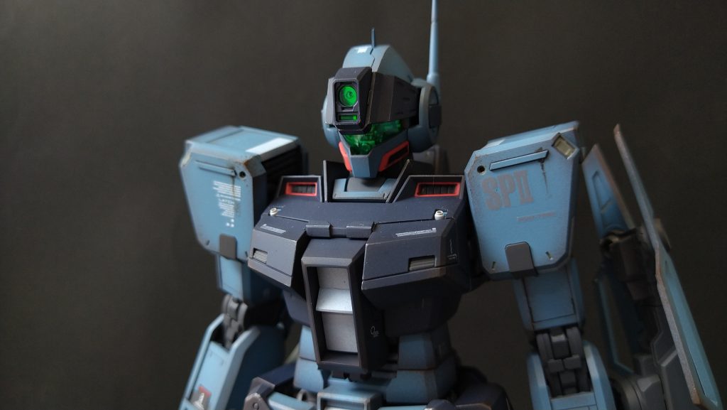 今回はジムスナイパーⅡを作りました。
動機は極めて不純で、人気がありそうだったから。
カッコよく作ったらヤフオクとかで売れるんじゃないか。
そんな邪な気持ちでキットを手にしました。