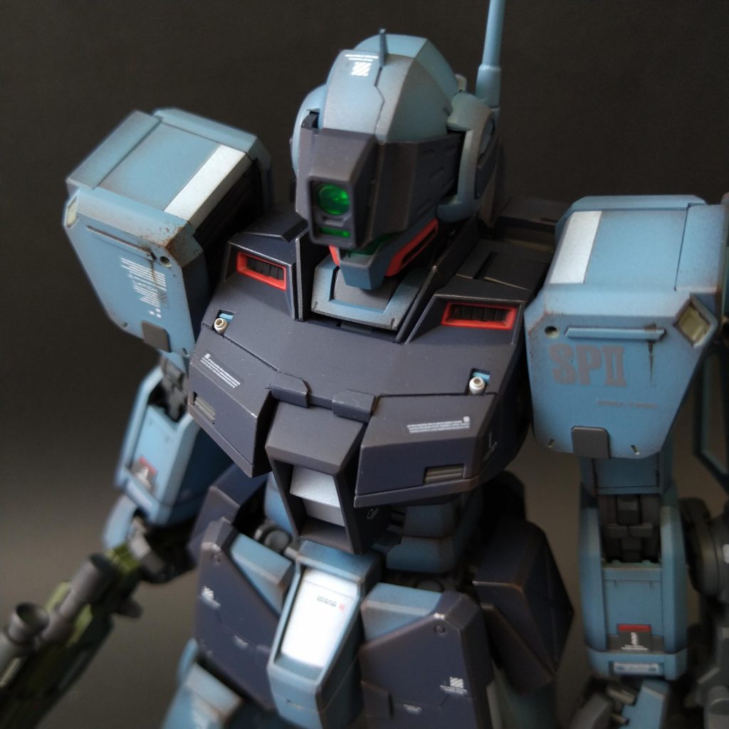 胸部ディテール
自分でも違和感なく仕上がったなぁと関心している箇所です。
レッドチップの応用で、ブルーチップを段落ちに使用することで、フロントスカートのような多層感を演出してます。
たとえ妄想でも、説得力のあるディテールアップが出来ると嬉しいものです。