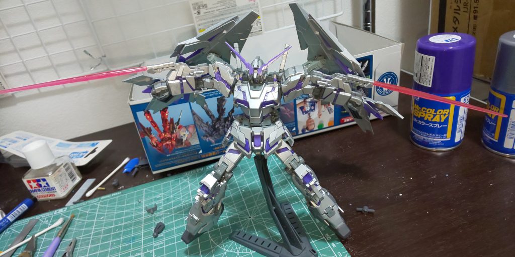 ようやく塗装環境が整ったのでガンダムベース東京のペインティングモデルを主に装甲を銀、サイコフレームを紫でスプレーで塗りました。最初にランナーごと塗装してゲート跡はガンマカで塗ればいいかと思っていたのですがゲート後が大きすぎてマーカーで塗り直しが効かない部分多々あり塗り直したりゲート後が残っていたりと散々な出来でしかが塗装すると印象がガラッと変わったりしての楽しかったです。