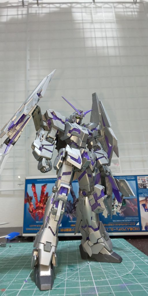 塗装の後墨入れを試してみたのですが見事に銀色の塗装が剥げて、どうやら1回トップコートを拭いてから墨入れするみたいですね、今まで素組に墨入れしかしてなかったので知りませんでした、なので剥げた銀色を塗り直してシャーペンでやり、その後トップコートを拭いて完成です。改造?はアームドアーマーを取り付けるパーツに左右ガンプラバトルアームズのパーツを取り付けて可動域出せるようにしました。