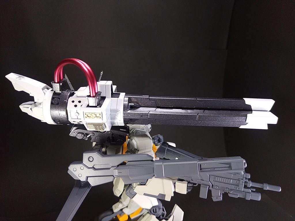 4連装メガ･ビームキャノン本体後部にジェネレーターを装備した大口径ビームキャノン。ジェネレーターを外付けする事で連射するのに十分な出力を得ることができたが、排熱が追いつかず、砲身が破損してしまうため回転式の砲身を採用。高出力のビームを連射可能にしている。最大連射数は砲身と同じ4。連射後はエネルギーチャージと砲身の冷却に1射120秒、フルチャージに500秒ほどかかる。M.S.Gセントリーガンを2キット使って砲身を長くしました。後部にはプトレマイオスアームズの機首部分を接続、上部にヘルムヴィーケ･リンカーの腰フロントアーマーを接着しました。砲身中央にクリアグリーンのランナーを使ってセンサーを追加しました。色は本体と全く違う感じを出したかったので、TS-38ガンメタルとTS-26ピュアーホワイトで塗装後プレミアムトップコート光沢を塗布しました。